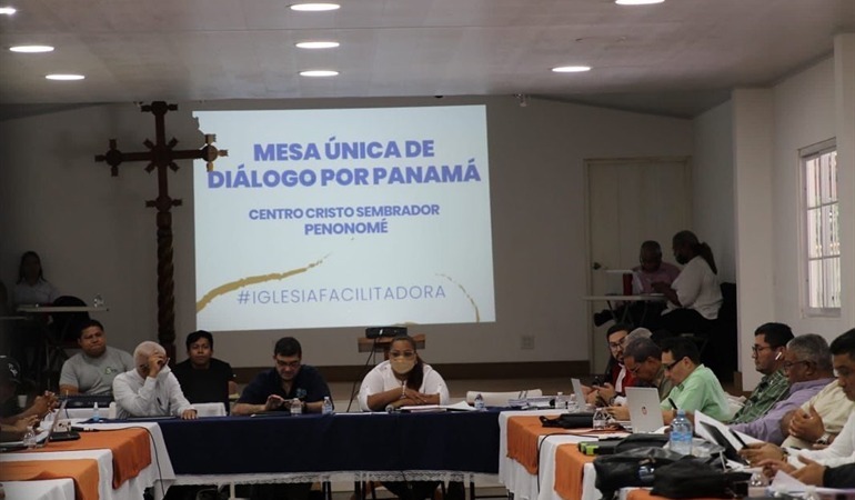 Noticia Radio Panamá | Se reanuda la mesa de diálogo en Penonomé, gobierno considera avanzar a la Fase II.