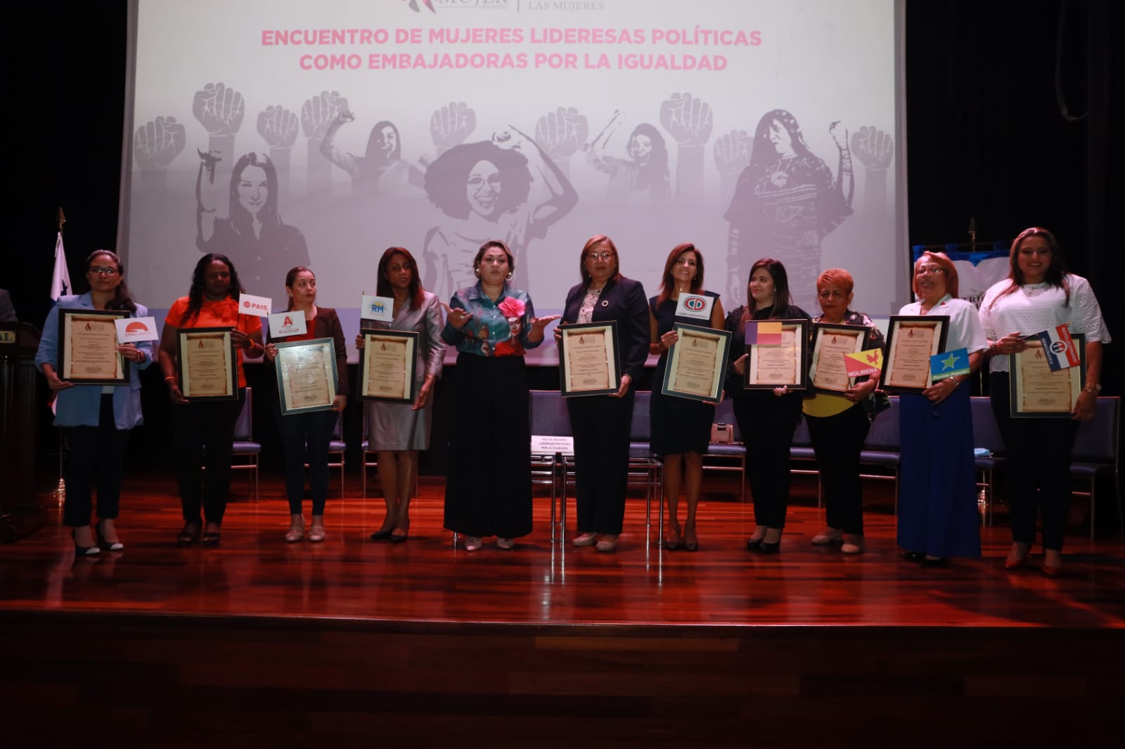 Noticia Radio Panamá | Mujeres se empoderan en la política y firman Pacto de Compromiso para fortalecer la democracia y gobernabilidad