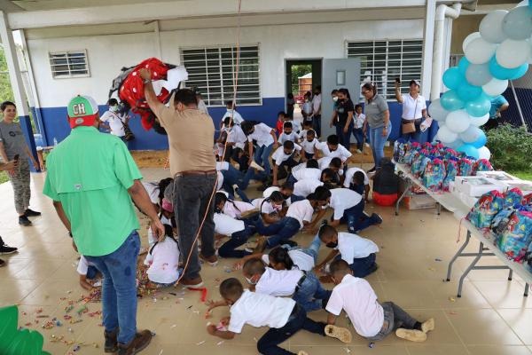 Noticia Radio Panamá | Banco Hipotecario Nacional dona pollitos,  plantones de granos, frutas y verduras al programa  “Estudiar sin Hambre”