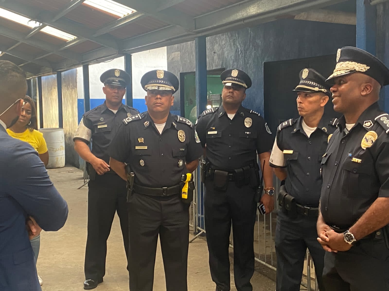 Noticia Radio Panamá | Subdirector de la Policía Nacional se traslada al Instituto Rufo A. Garay de Colón, tras incidente en el plantel
