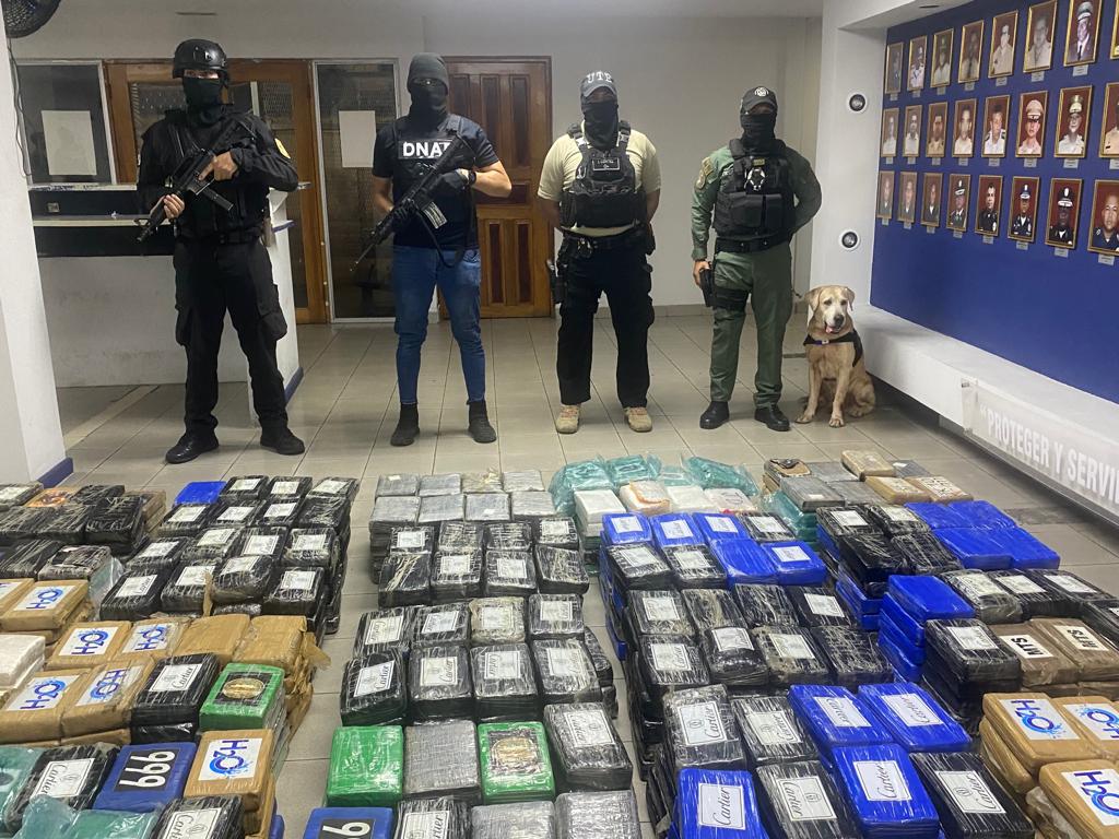 Incautan cargamento con 988 paquetes de supuesta cocaína en puerto de Colón