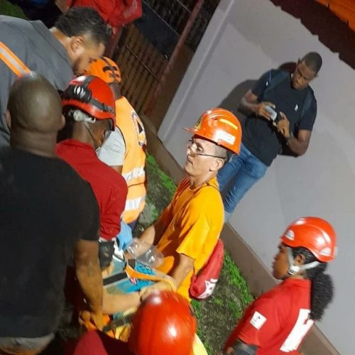 Featured image for “Rescatan a una niña y recuperan el cuerpo de una mujer tras alud en Colón”