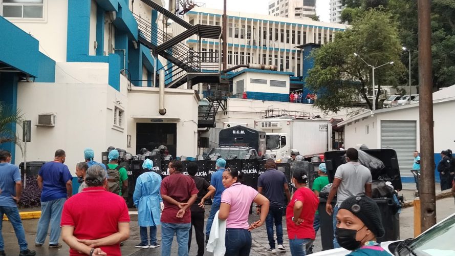 Noticia Radio Panamá | Antimotines irrumpen en el Complejo Hospitalario Arnulfo Arias Madrid