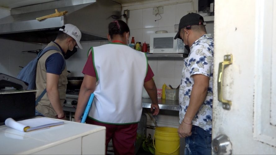 Encuentran deficiencias sanitarias en varios restaurantes en el Mercado de Mariscos
