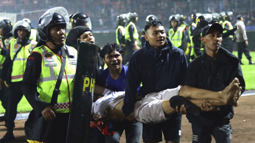 Featured image for “Indonesia abre una investigación sobre la tragedia que dejó 125 muertos en un partido de fútbol”