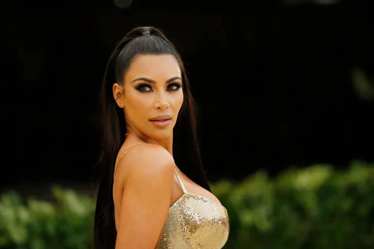 Featured image for “Kim Kardashian fue multada por USD 1,26 millones por promocionar criptomonedas en Estados Unidos”