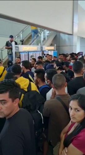 Migrantes venezolanos varados en el Aeropuerto de Tocumen son llevados a un albergue temporal