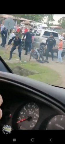 Policías son agredidos  por ciudadanos en Chupampa, aprehenden a tres de los implicados