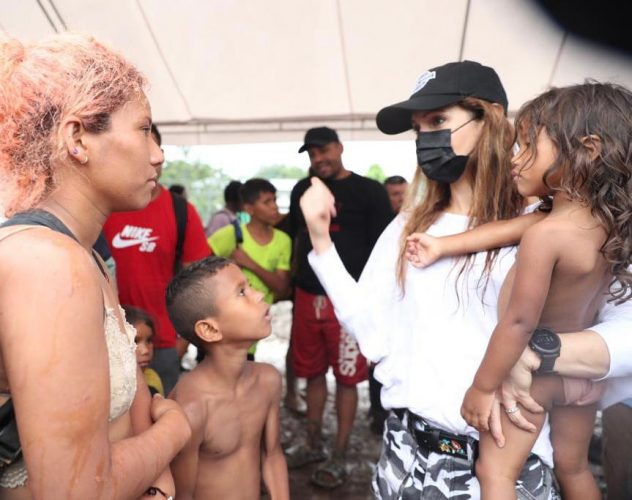 Noticia Radio Panamá | Canciller Mouynes recorre puntos de acogida y embarque de migrantes en Darién
