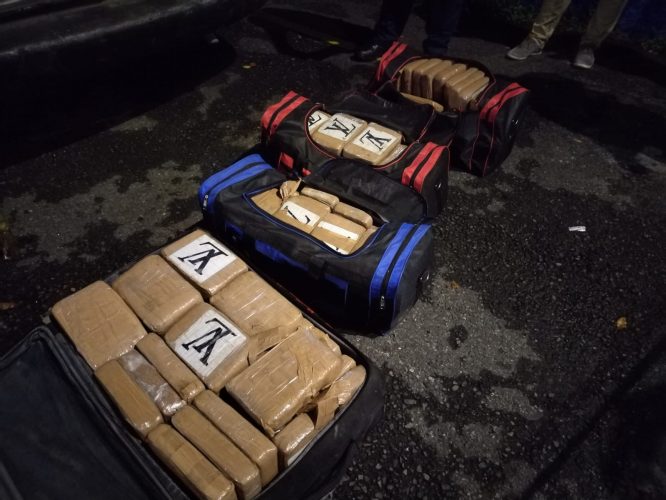 Ubican 141 paquetes de presunta droga dentro de un vehículo en Villa Guadalupe