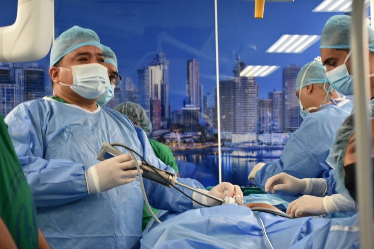 Panamá se convierte en el primer país de Latinoamérica en realizar cirugía robótica en una instalación de salud pública