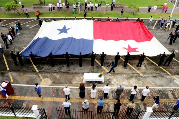 Noticia Radio Panamá | Realizan actos protocolares de doblez y entrega de la bandera nacional. Cremación será el 27 de octubre