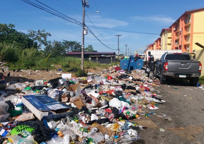 Alcaldía de Colón sanciona a cuatro locales por mala disposición de la basura