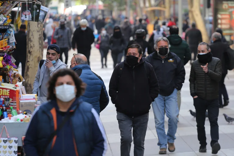 Aumentaron los casos de covid en Chile y especialistas piden volver a utilizar mascarillas en lugares públicos