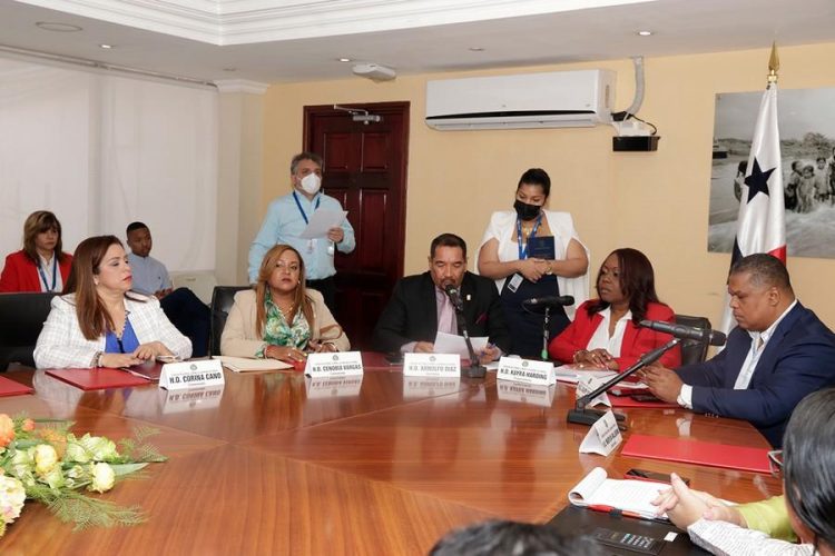 Noticia Radio Panamá | Proyecto de Ley 910 sobre violencia política pasa a segundo debate