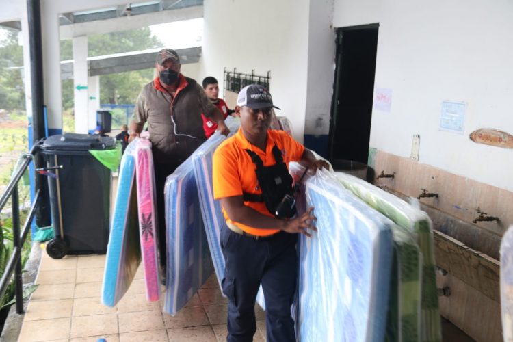 Featured image for “Más unidades policiales se trasladarán este lunes a Chiriquí para las evacuaciones y distribución de enseres, confirma Pino”