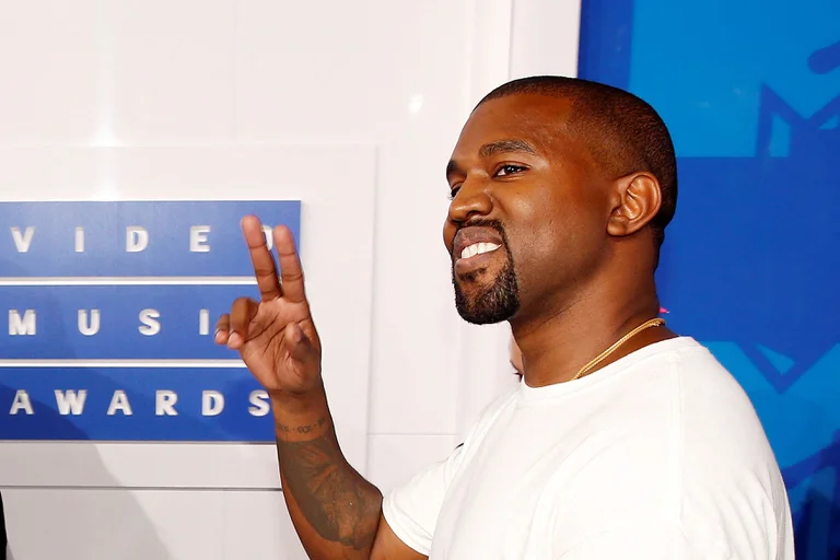 Featured image for “JP Morgan cerrará la multimillonaria cuenta de Kanye West por sus declaraciones antisemitas”