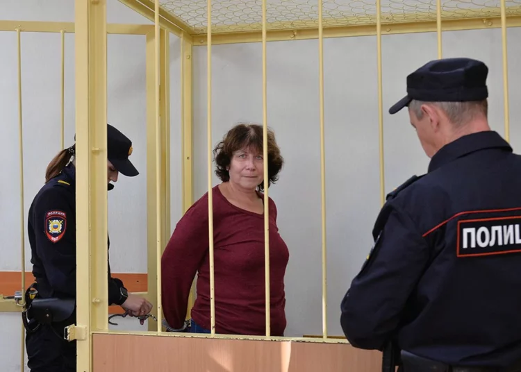 Detienen a mujer que dejó una nota en la tumba de los padres de Putin: “Llévalo contigo”