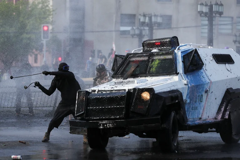 Featured image for “Al menos 50 detenidos y 28 heridos durante las protestas por el tercer aniversario del estallido social en Chile”
