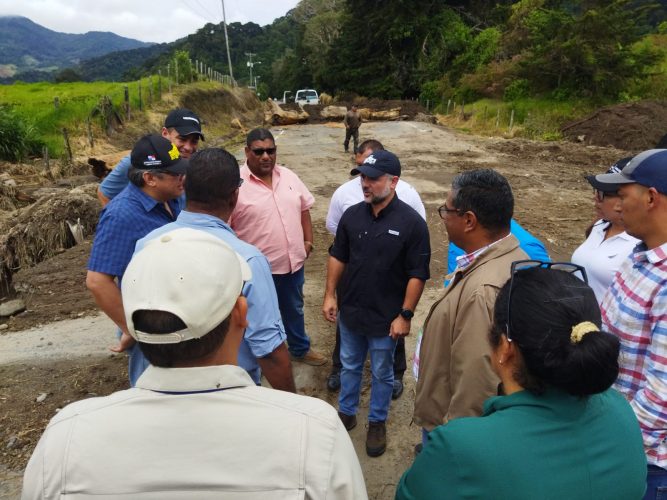 Ministro del MOP, Rafael Sabonge realiza recorrido por afectaciones en Tierras Altas, tras el paso del huracán Julia