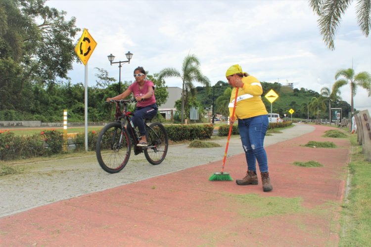 Noticia Radio Panamá | El MOP realiza jornadas de limpieza en áreas turísticas de la Cinta Costera y la Calzada de Amador