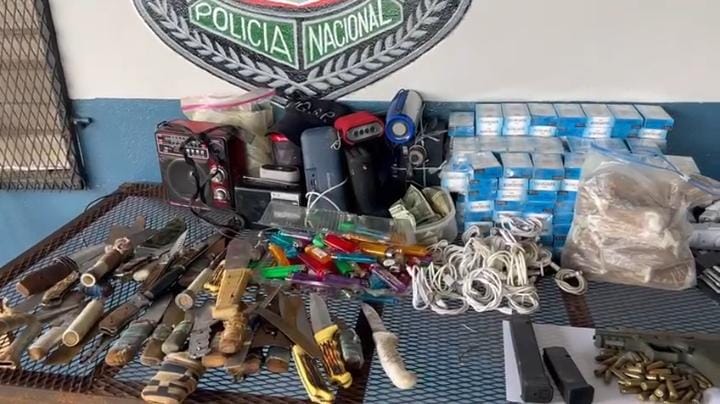 In a search at the La Joyita Penitentiary Center they seize drugs, firearms and cigarettes