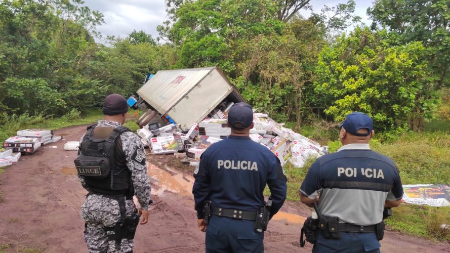 Featured image for “Recuperan camión robado con más de 190 mil en mercancía”