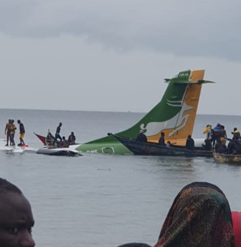 19 muertos y 24 rescatados, tras estrellarse un avión comercial en Tanzania