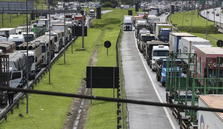 Noticia Radio Panamá | Continúan los bloqueos de camioneros en Brasil tras triunfo de Lula: Bolsonaro se mantiene en silencio