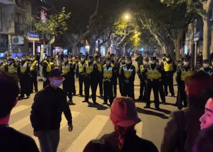 Noticia Radio Panamá | Manifestantes chinos piden la destitución de Xi ante estrictas medidas por el COVID
