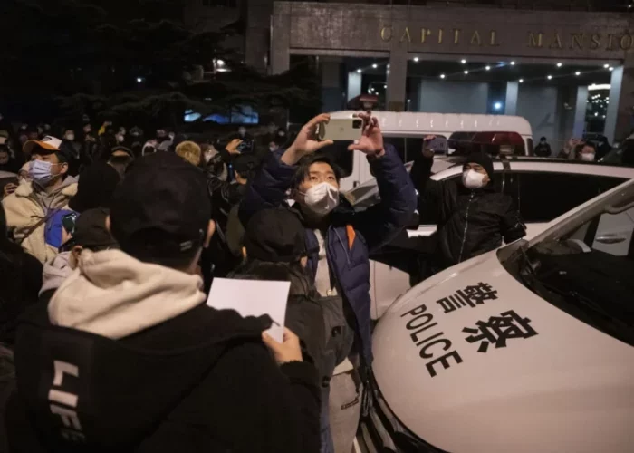 Featured image for “China detiene y golpea a un periodista de la BBC que cubría las protestas contras el COVID”