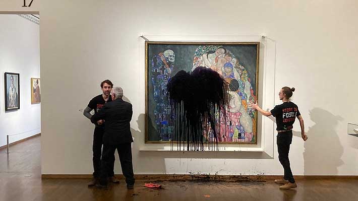 Featured image for “Activistas ambientales ahora arrojan petróleo sobre un cuadro de Klimt en un museo de Viena”