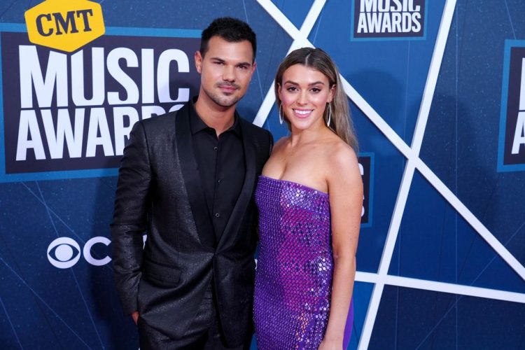 Noticia Radio Panamá | Actor de «Crepúsculo», Taylor Lautner, se casó con  la youtuber Taylor Dome. ¡Llevarán el mismo nombre!