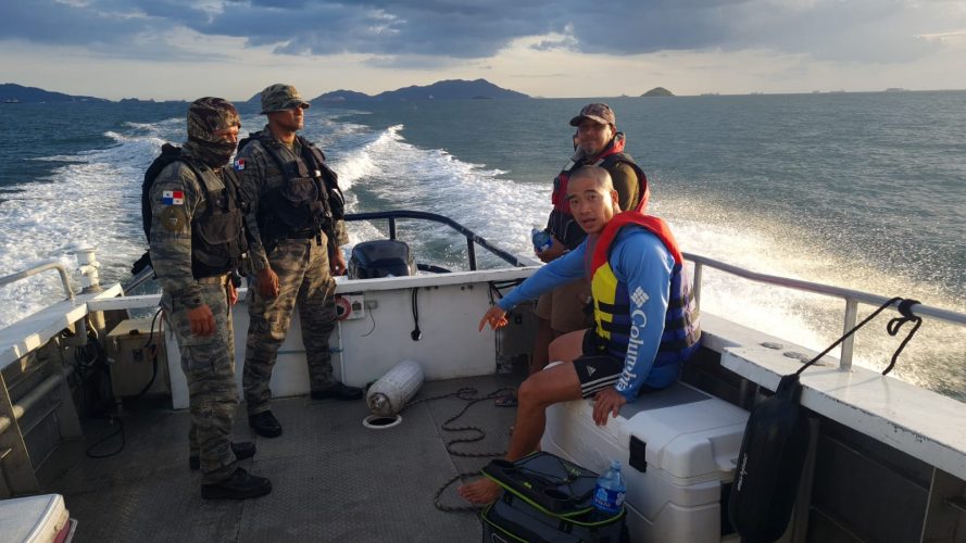 Police manage to rescue crew members of a drifting boat near Taboguilla Island