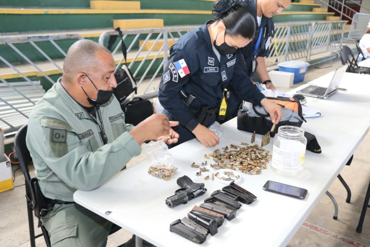 Noticia Radio Panamá | Entregan más de 9 mil balboas en vales por armas y municiones
