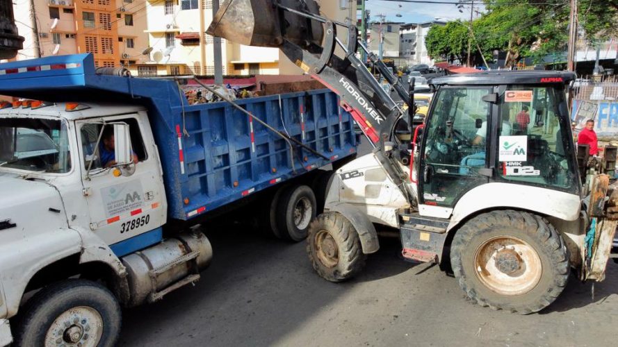 Noticia Radio Panamá | Más de 100 funcionarios participan en el Operativo de Limpieza en la Ciudad Capital