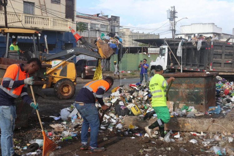 Featured image for “Inicia programa de aseo y recolección de basura “Limpiado el Barrio” en la ciudad capital”