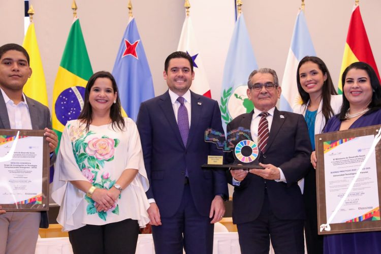 Featured image for “Vicepresidente José Gabriel Carrizo y ministra María Inés Castillo entregan Reconocimiento a las Buenas Prácticas del Sello ODS”