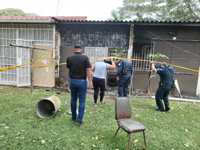 Noticia Radio Panamá | Policía incauta 84 paquetes de droga en residencia incendiada en sector de Pedro Miguel