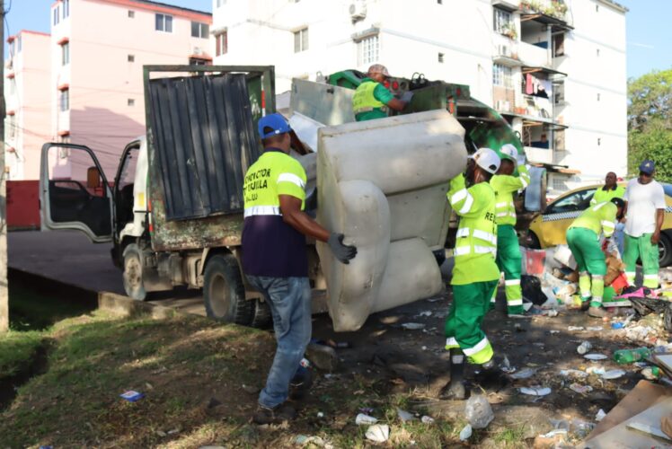 Noticia Radio Panamá | Recolectan más de 44 toneladas de basura en operativo de limpieza en Río Abajo