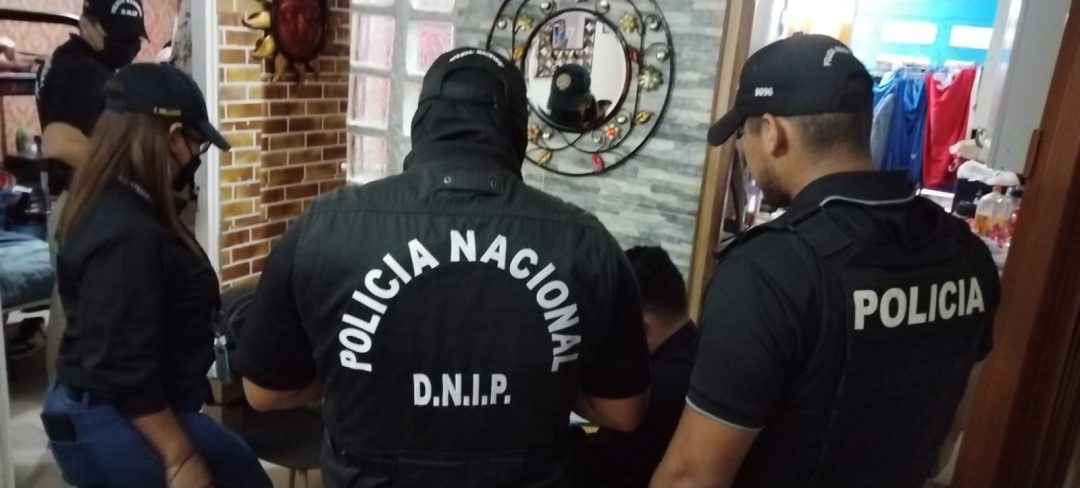 Noticia Radio Panamá | Policía aprehende a estafadores que se hacían pasar por funcionarios de aduanas