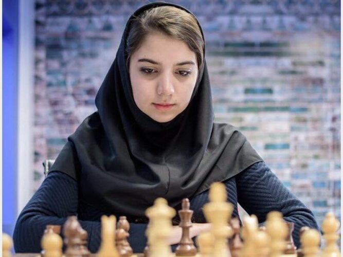Featured image for “Ajedrecista iraní Sara Khadem se juega la vida: participa sin el hiyab en Mundial de Kazajistán”