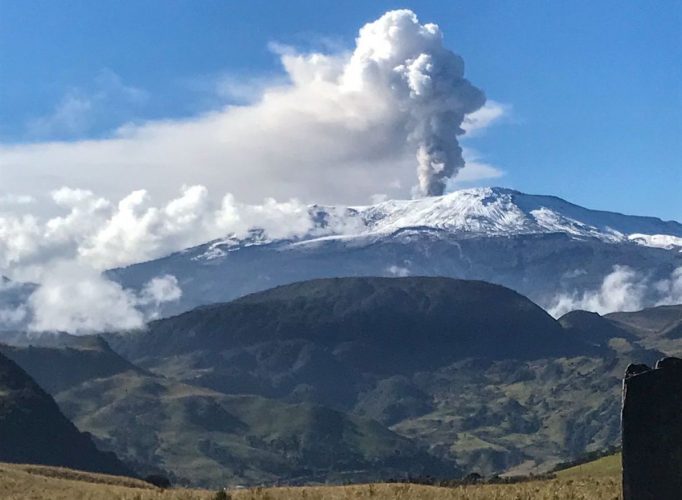 Noticia Radio Panamá | Servicio Geológico Colombiano reporta actividad en el volcán Nevado del Ruiz