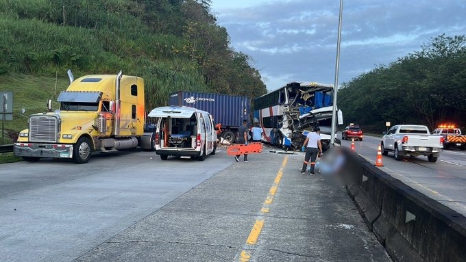 Noticia Radio Panamá | Despejan Autopista Madden-Colón luego de accidente entre un autobús y un vehículo articulado  