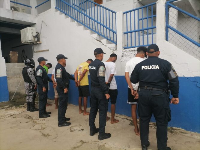 Noticia Radio Panamá | Cinco personas son aprehendidas tras agredir a unidades policiales en Isla Colón