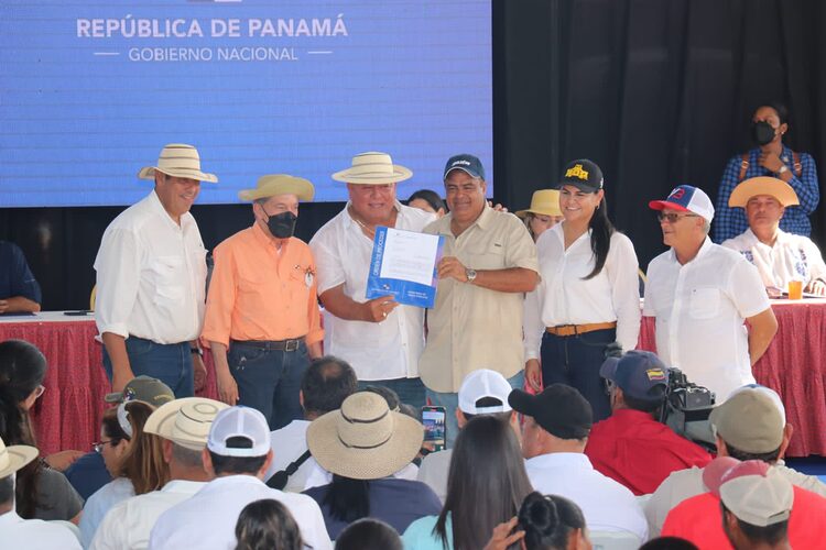 Noticia Radio Panamá | Ejecutarán proyectos carreteros por más de 10 millones de balboas en Los Santos