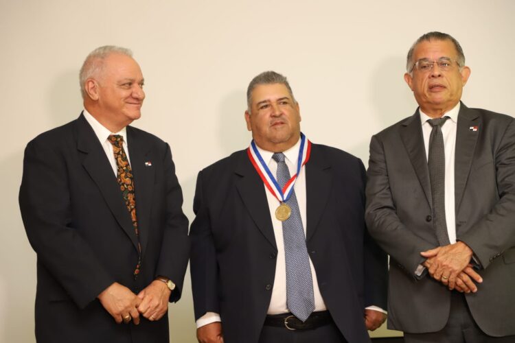 Noticia Radio Panamá | Productor Juan de Dios Sáenz recibe la condecoración Arturo Donaldo Melo Sarasqueta