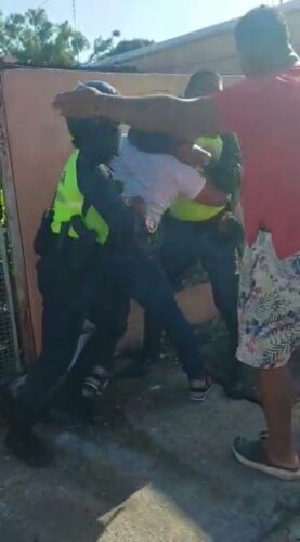 Noticia Radio Panamá | No tenía licencia, se dio a la fuga y agredió a la policía; lo arrestaron frente a su casa