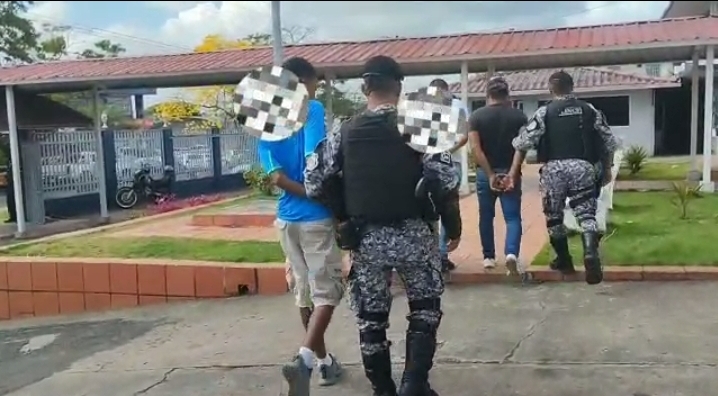 They are caught with a weapon and ammunition in front of the General Bank of La Chorrera