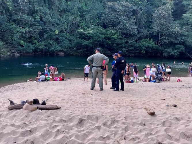 One hundred people are rescued from being swept away by a head of water in Lake Alajuela